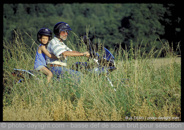 papy et enfant  moto - papy and child on motorcycle
